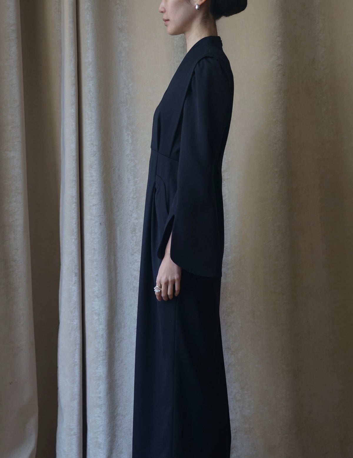 MAME KUROGOUCHI | Light Wool Max Gabadine V-Neck Dress．Navy