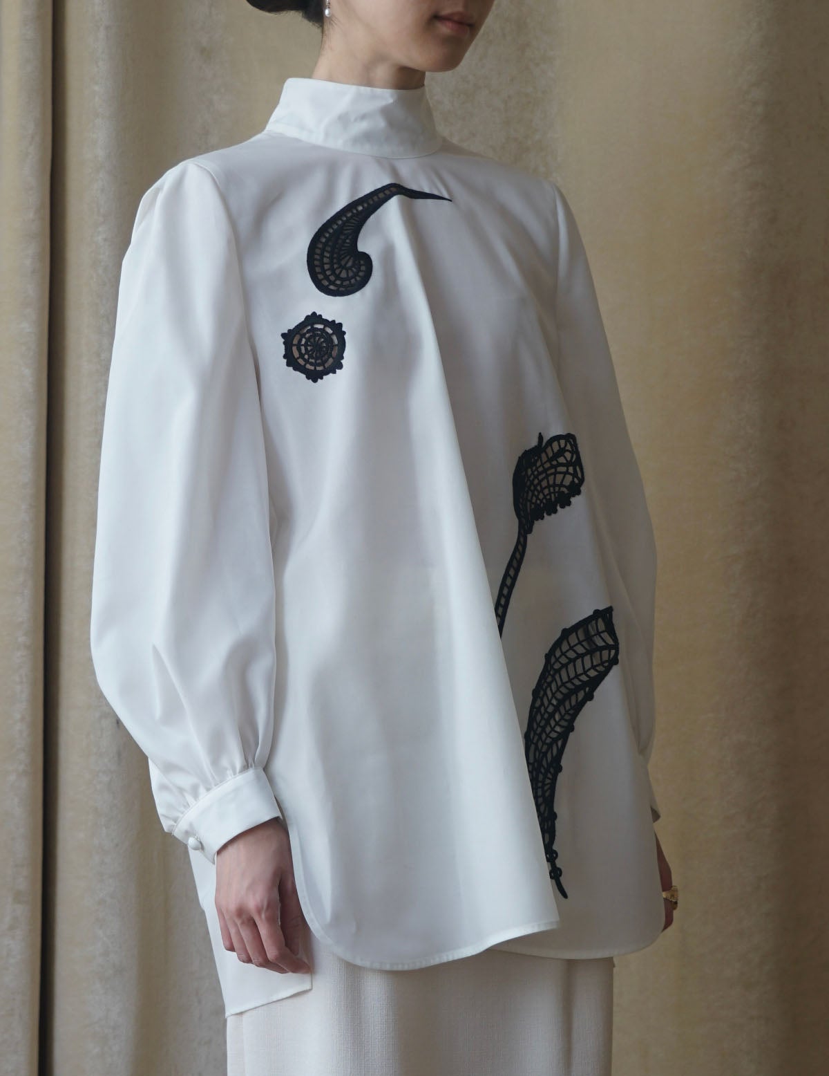 年末のプロモーション大特価！ MAME KUROGOUCHI | Floral Embroidery High Neck Blouse・White トップス