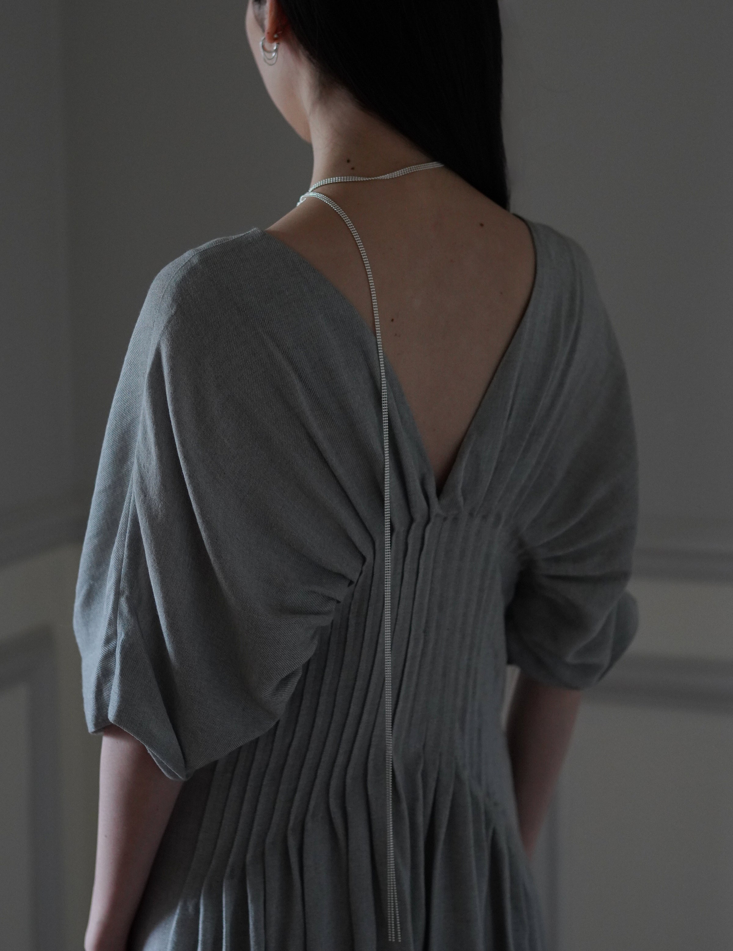 Mark Kenly Domino Tan | Dashika Dress・ Light Moss | Une