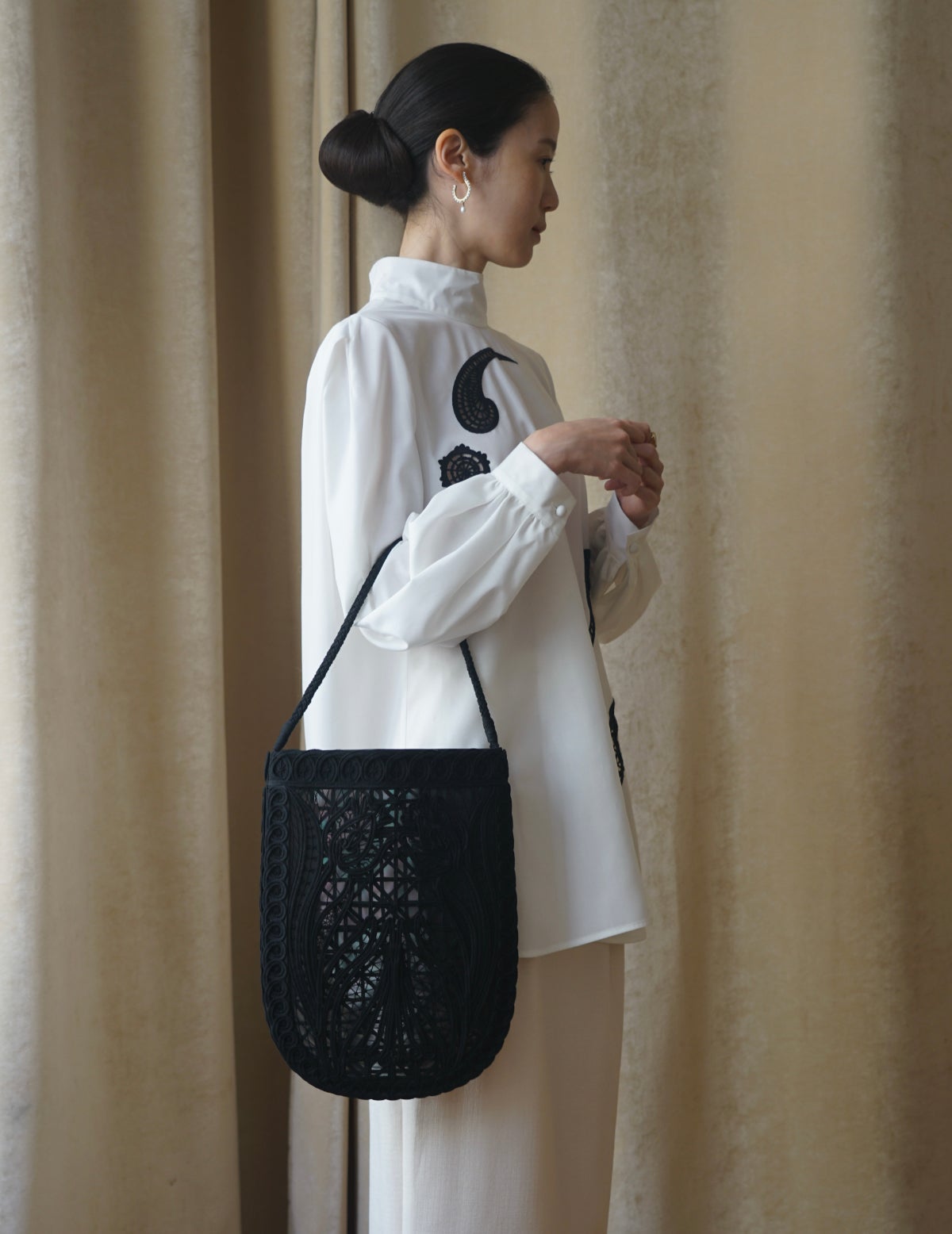 【Mame Kurogouchi】Cording Embroidery Round Tote Bag MAME KUROGOUCHI | Cording Embroidery Round Tote Bag・Black