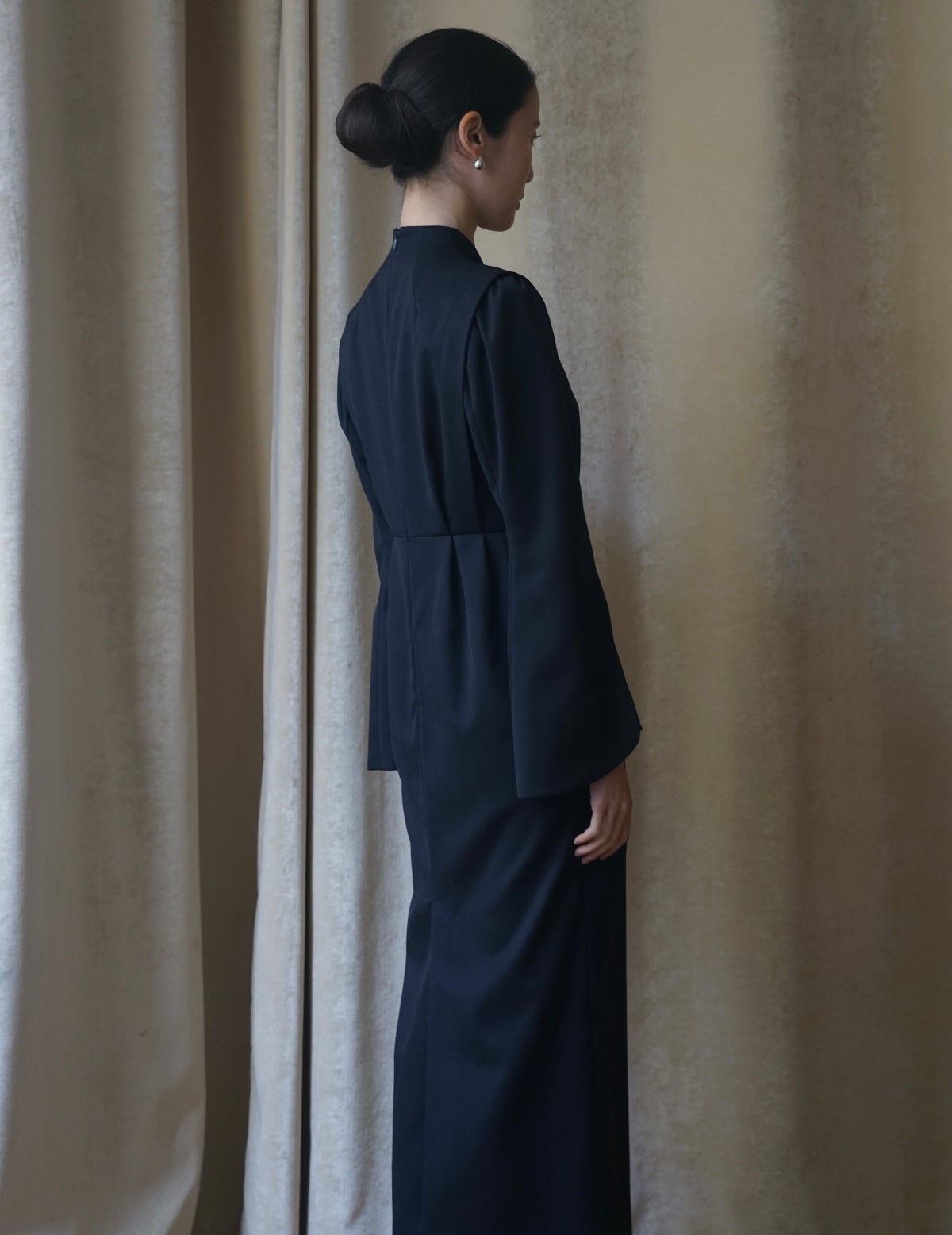 MAME KUROGOUCHI | Light Wool Max Gabadine V-Neck Dress．Navy