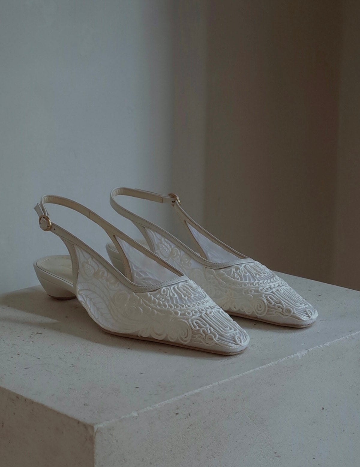 Mame Kurogouchi | Cording Embroidery Sling Back Heels．White | Une 