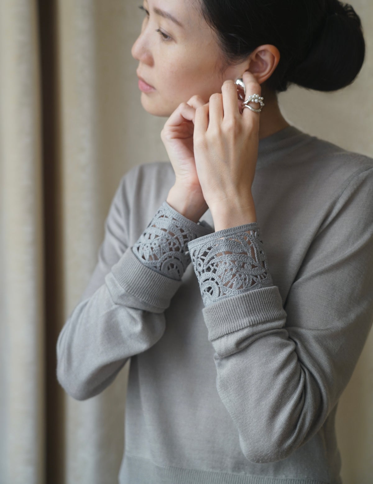 MAME KUROGOUCHI | DETACHABLE EMBROIDERY CUFF KNITTED TOP・GREY