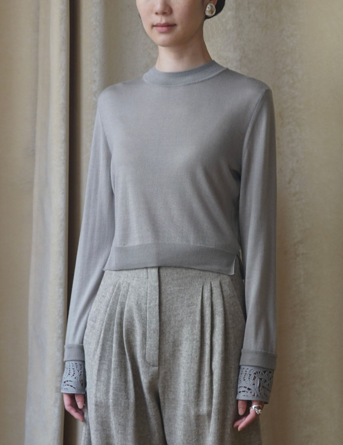 MAME KUROGOUCHI | DETACHABLE EMBROIDERY CUFF KNITTED TOP・GREY