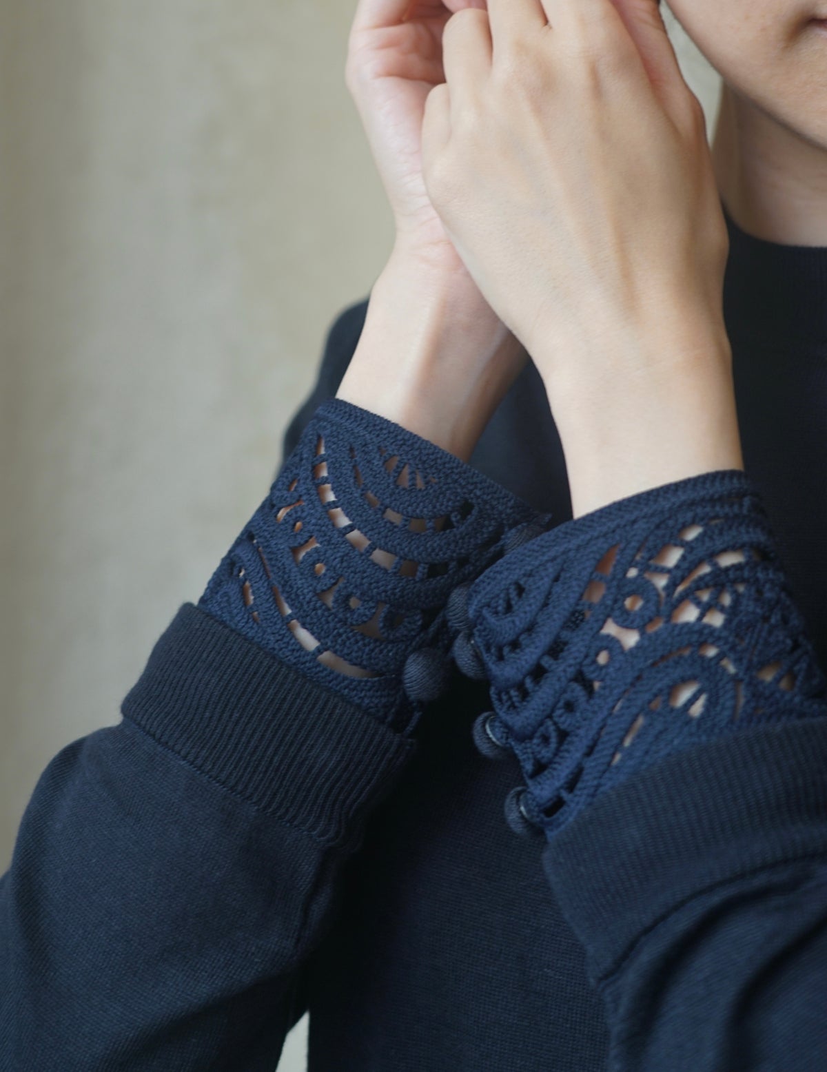 MAME KUROGOUCHI | DETACHABLE EMBROIDERY CUFF KNITTED TOP・NAVY