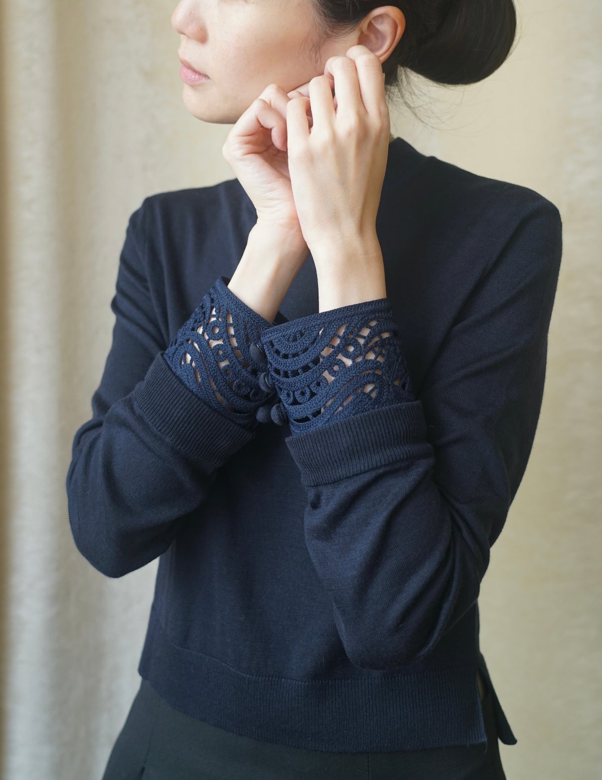 MAME KUROGOUCHI | DETACHABLE EMBROIDERY CUFF KNITTED TOP・NAVY