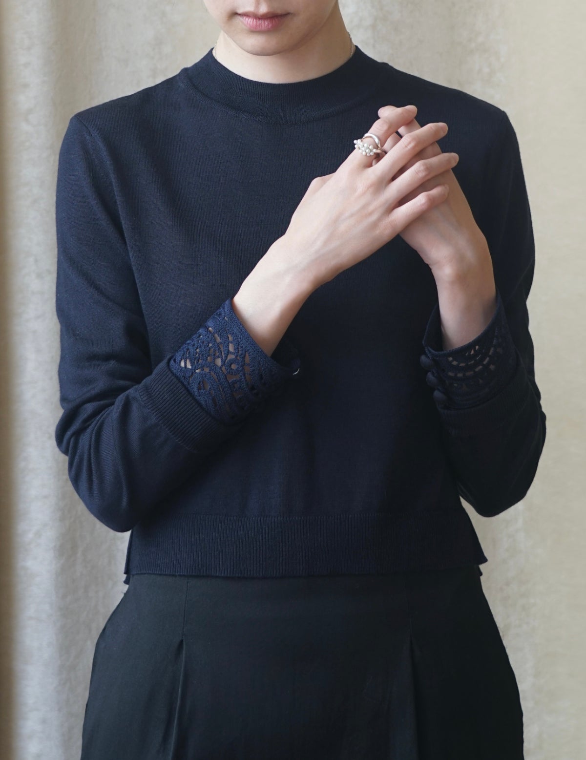 MAME KUROGOUCHI | DETACHABLE EMBROIDERY CUFF KNITTED TOP・NAVY