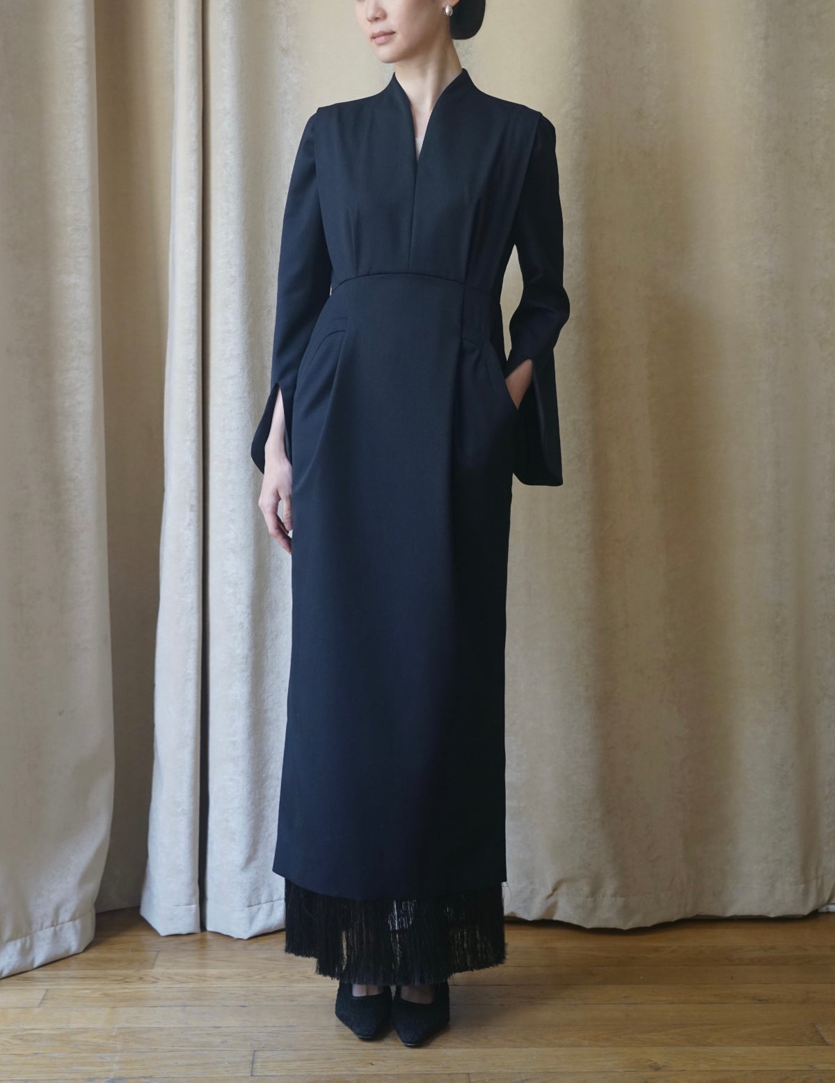 MAME KUROGOUCHI | Light Wool Max Gabadine V-Neck Dress．Navy | Une Fille Aux  Cheveux Noirs